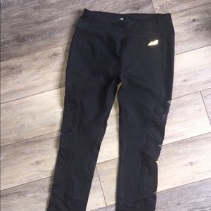 NWOT HOT capri leggings by AVIA w/ side cutouts